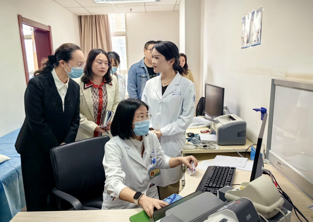 省医保局调研组到云南省肿瘤医院开展药品“双通道”电子处方流转医保结算服务“走流程”